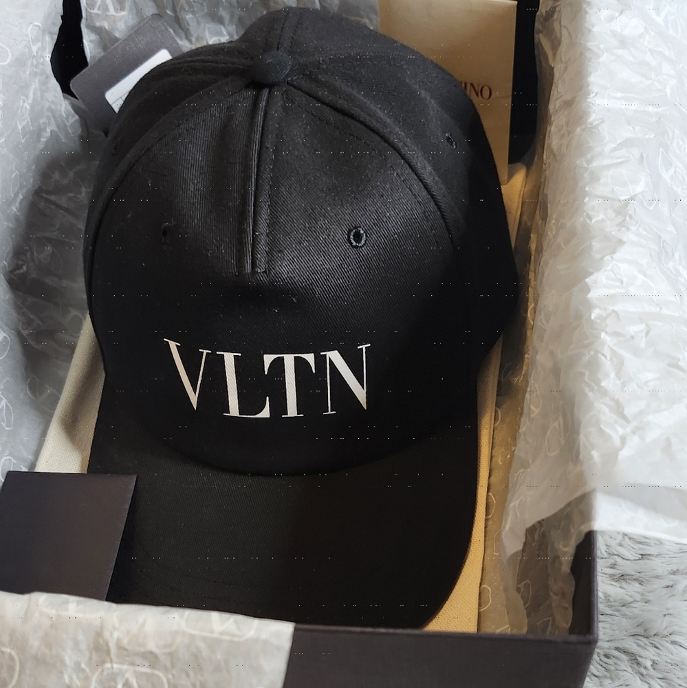 Valentino Garavani VLTN baseball cap in black cotton.